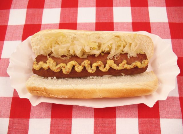 hot dog con crauti e senape marrone