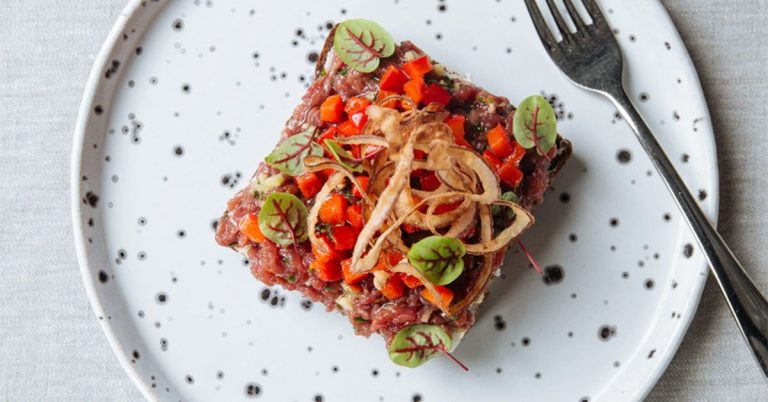 È sicuro mangiare carne cruda?