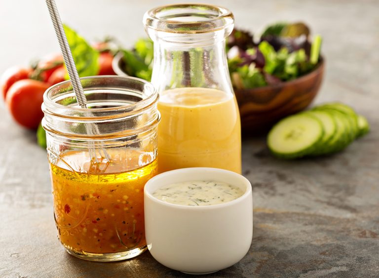 15 ricette salutari per condire l’insalata che puoi preparare in pochi minuti