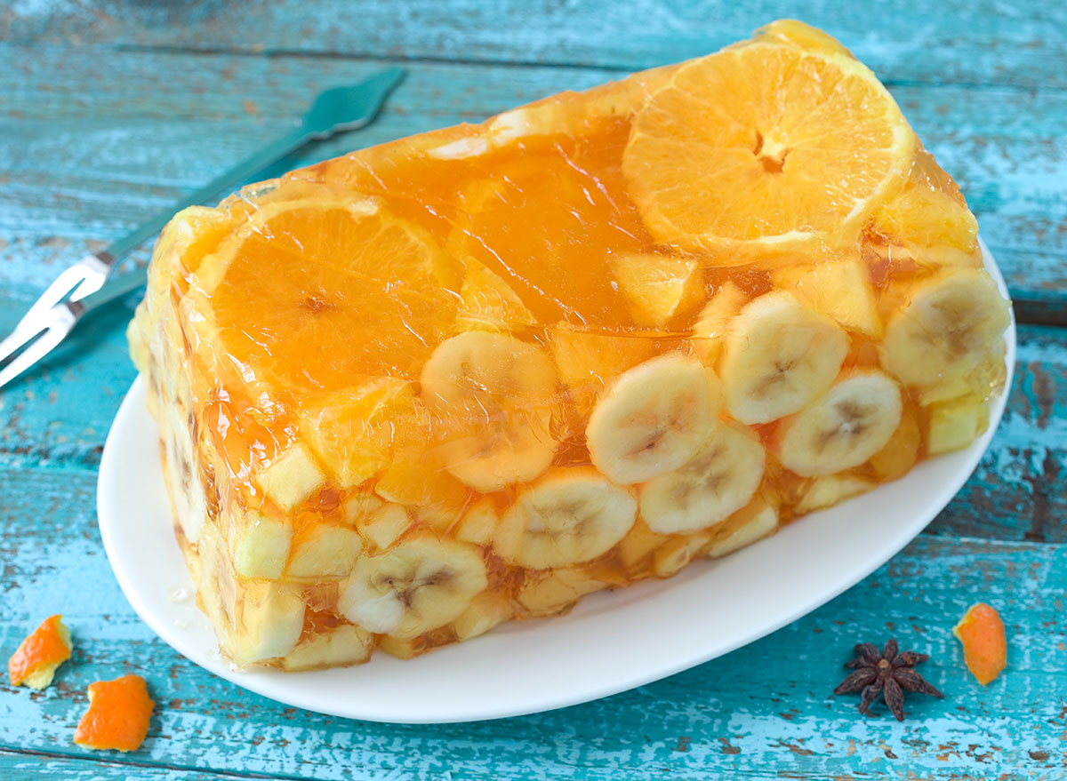 Torta gelatina alla frutta con banana e arancia