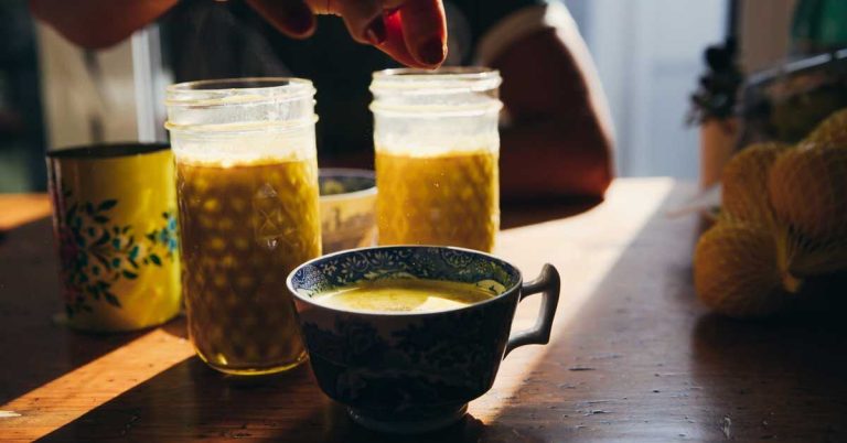 10 vantaggi del latte dorato (curcuma) e come prepararlo