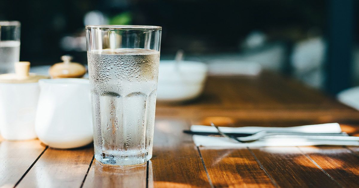 7 benefici per la salute basati sulla scienza derivanti dal bere abbastanza acqua