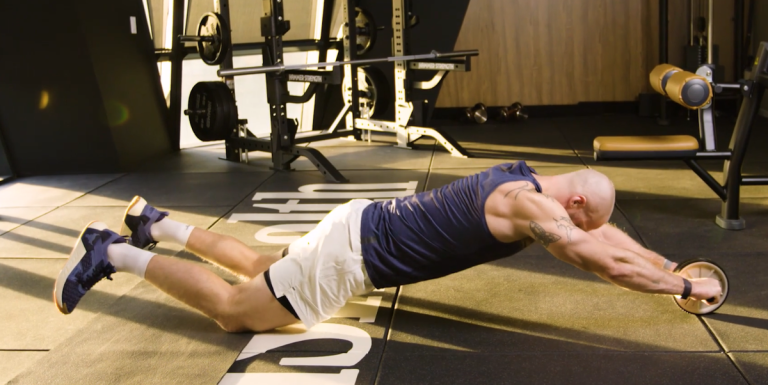 Come eseguire il rollout della ruota addominali nel modo giusto