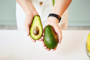 8 benefici per la salute degli avocado: un alimento millenario