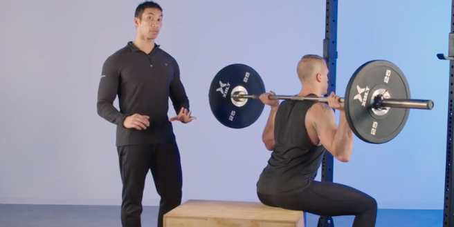 Come eseguire il movimento di allenamento per la parte inferiore del corpo del Box Squat per gambe più forti