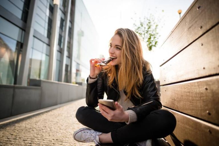 Perdere peso: questi sono gli otto snack più salutari da portare in viaggio