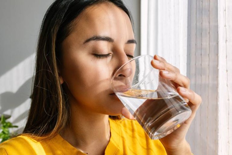 Acqua minerale nel test 2024: marchi noti a confronto