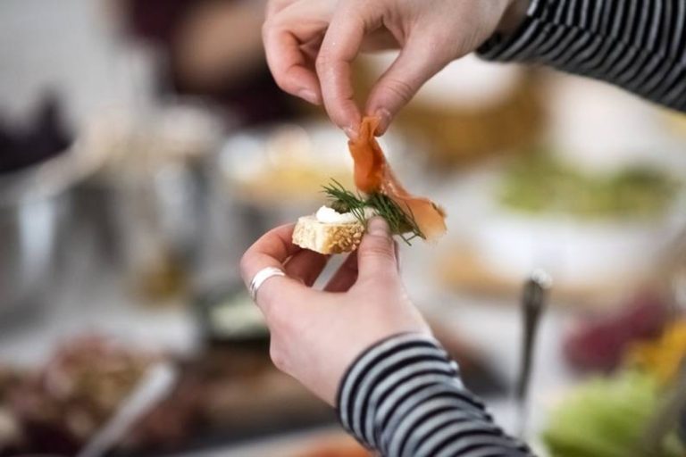 ECO TEST: Piccoli vermi scoperti nel salmone affumicato: questi prodotti sono interessati