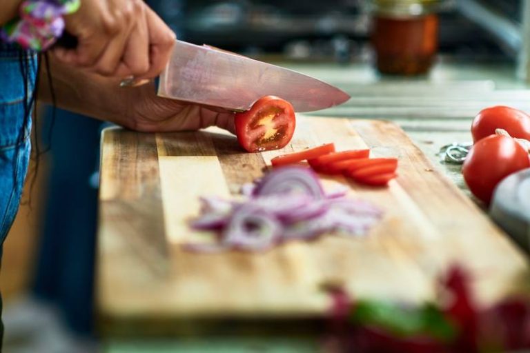 Perfetto per chi mangia pochi carboidrati: questo hamburger al pomodoro non contiene quasi carboidrati