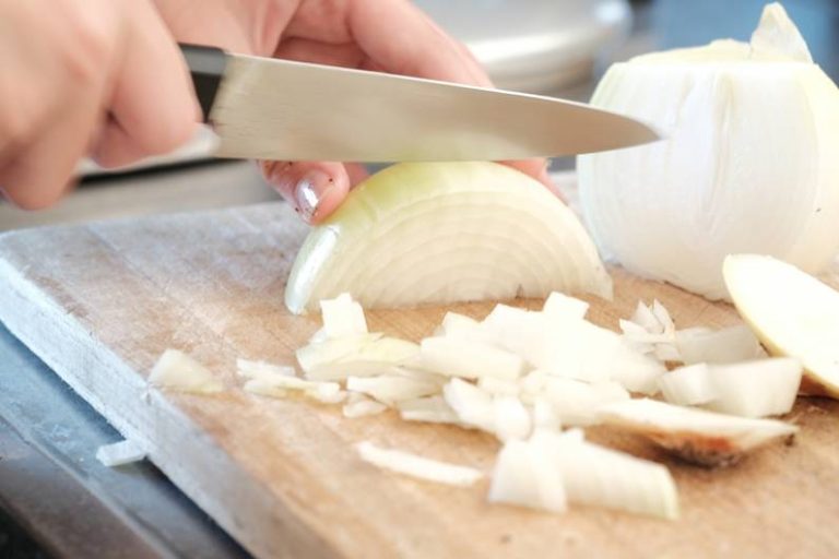 Consiglio in cucina: ecco come preparare le cipolle per prevenire la flatulenza
