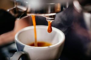 Energia per la giornata: sei ingredienti extra rendono il caffè più sano