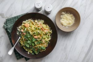 Jamie Oliver condivide la sua ricetta per gli spaghetti con salmone e asparagi