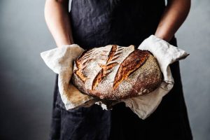 Non c'è bisogno del lievito naturale: solo quattro ingredienti: ecco come cuocere il pane come Jamie Oliver