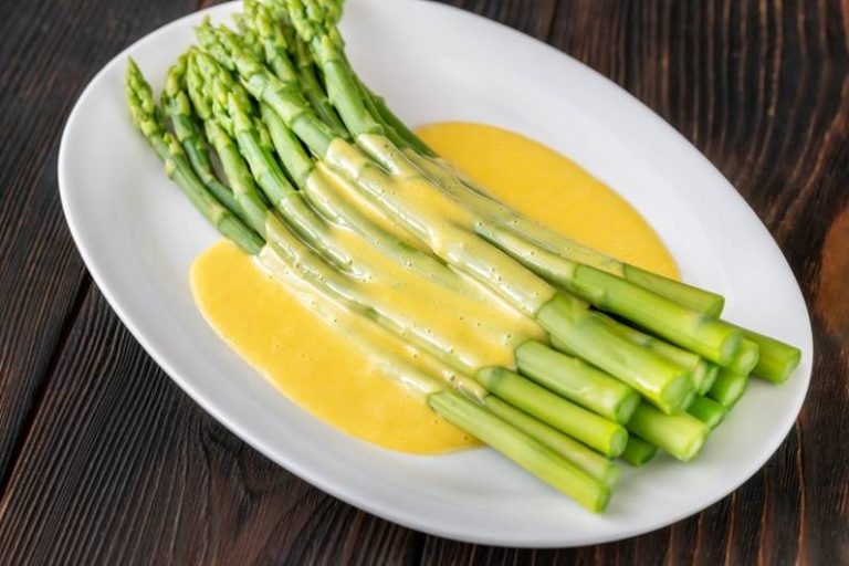Salsa olandese leggera: con questo ingrediente sostitutivo risparmiamo calorie