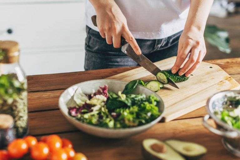 Antigonfiore: ecco perché non dovresti mangiare insalata la sera