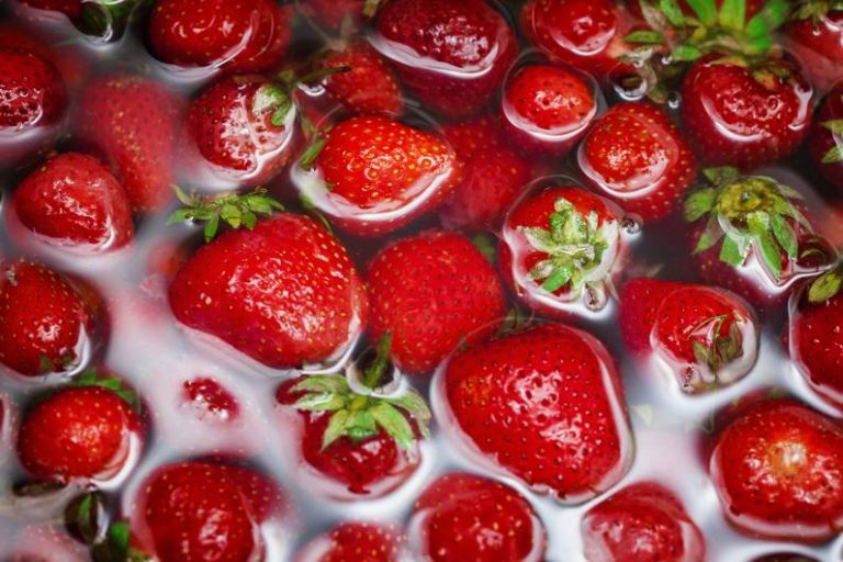 È più sano?  Le fragole devono essere lavate in acqua salata?