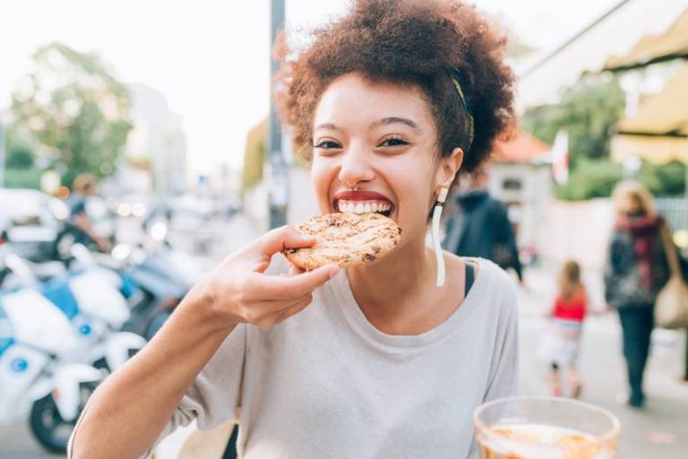 Più che semplice stanchezza: otto segnali che stai mangiando troppo zucchero