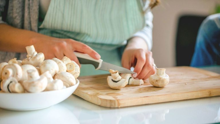 Si possono mangiare i funghi crudi?  Acquistato in negozio e raccolto, i migliori metodi di cottura e altro ancora