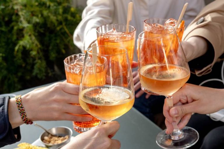 Duello calorico: vino contro bibite analcoliche: chi vincerà la battaglia?