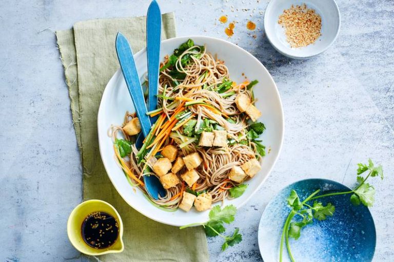 Insalata di soba noodle con ricetta di tofu fritto