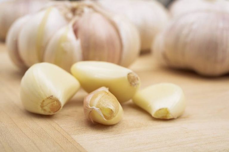 Nessuna flatulenza: un trucco ingegnoso rende l’aglio più facile da digerire