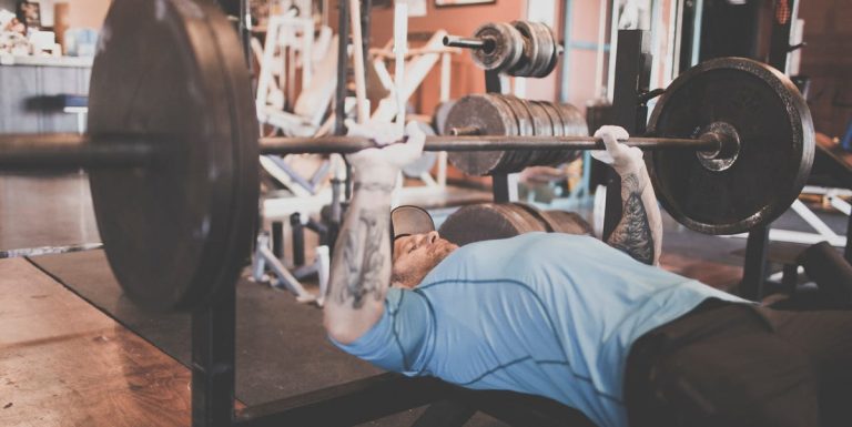 5 esercizi accessori per migliorare la forza della panca piana