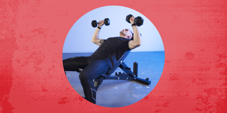 Come eseguire l’esercizio di distensione su panca inclinata con manubri per il petto