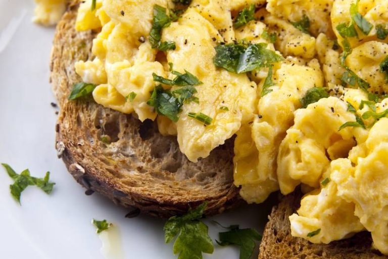 Già provato? Questo ingrediente rende le uova strapazzate perfette
