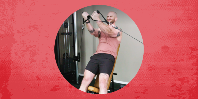 Un esperto di fitness spiega come eseguire il Cable Crossover