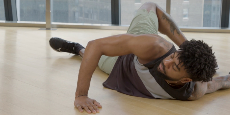 Un fisioterapista condivide i 4 migliori esercizi di stretching per il petto per gli allenamenti