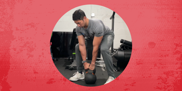 Come eseguire lo stacco con kettlebell per sviluppare la forza della parte inferiore del corpo