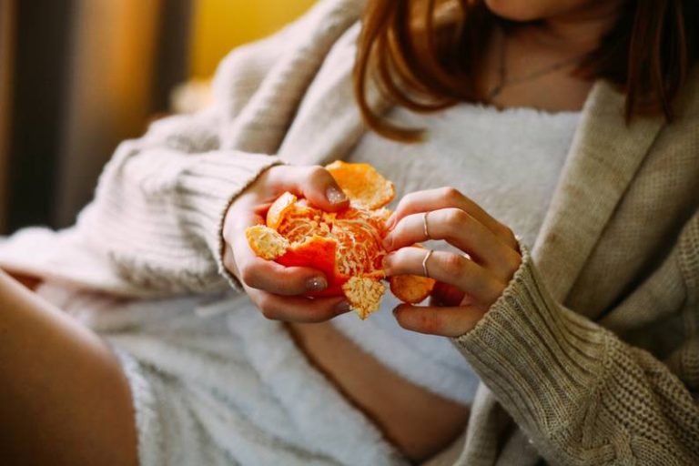 Assicurati di leggere: Perché dovresti mangiare i fili bianchi dei mandarini