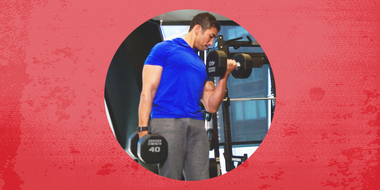 Come eseguire il Cheat Curl per i bicipiti, secondo gli esperti di fitness