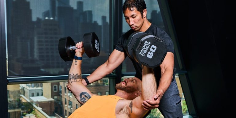 Come individuare gli esercizi di sollevamento della parte superiore del corpo per muscoli e forza