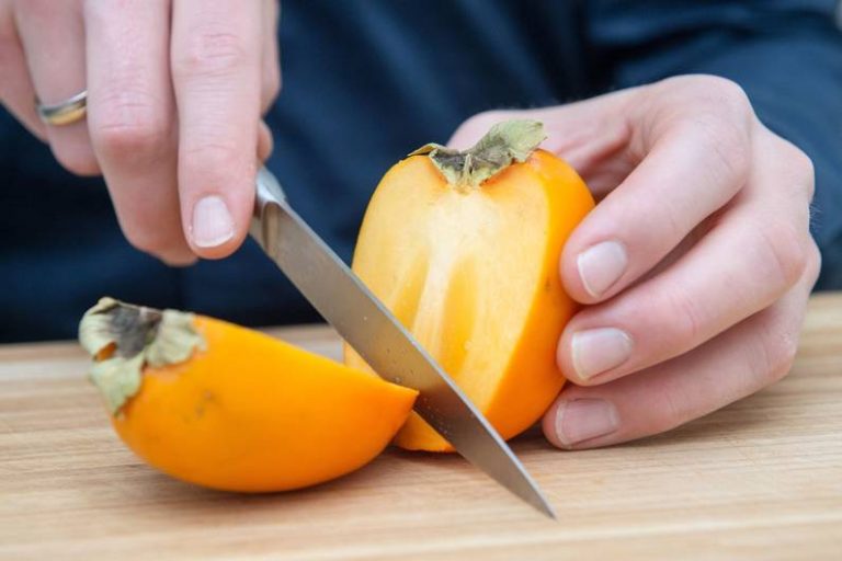 Con o senza conchiglia? Ecco come tagli e mangi correttamente un cachi
