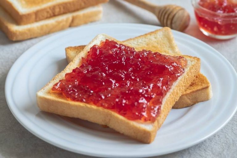 Popolare a colazione: ecco perché non dovresti mai mangiare pane tostato con marmellata