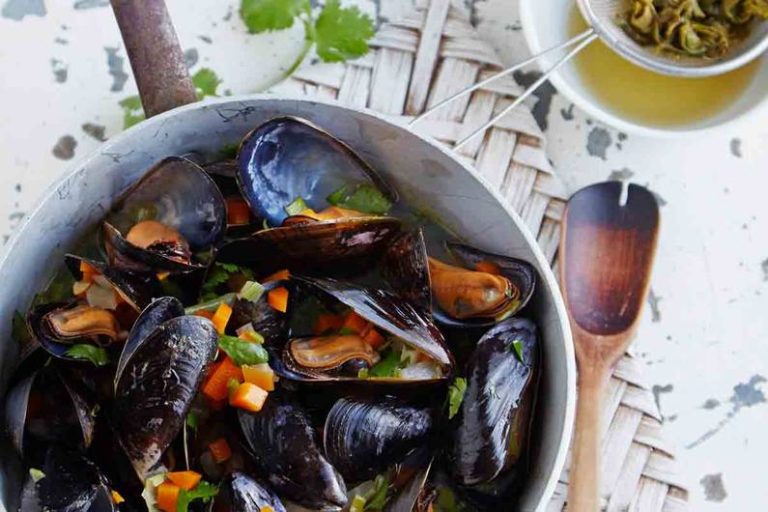 Cozze in brodo di tè verde con coriandolo fresco, ricetta