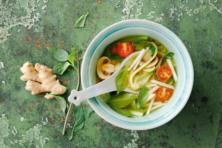 Zuppa asiatica e bastoncini di salmone con ricetta di insalata