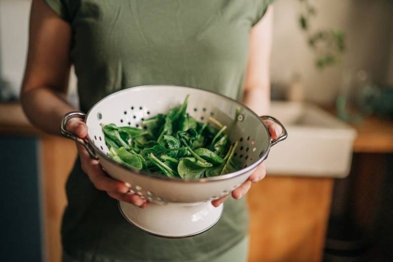 Popeye Superfood: ecco cosa succede al tuo corpo quando mangi spinaci ogni giorno