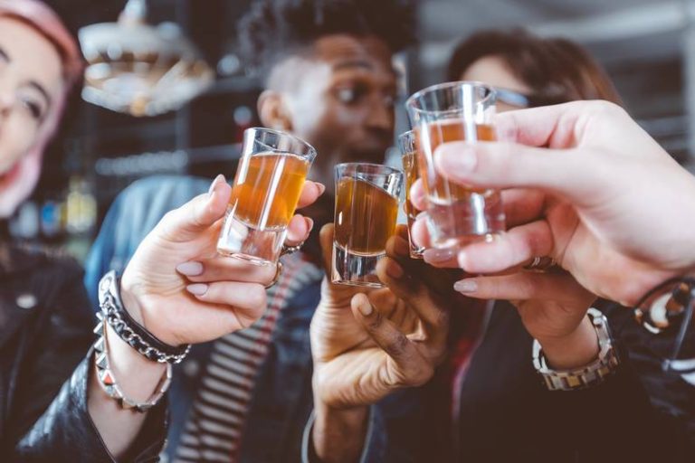 Stimolare la digestione: quanto è utile una grappa dopo il pasto?