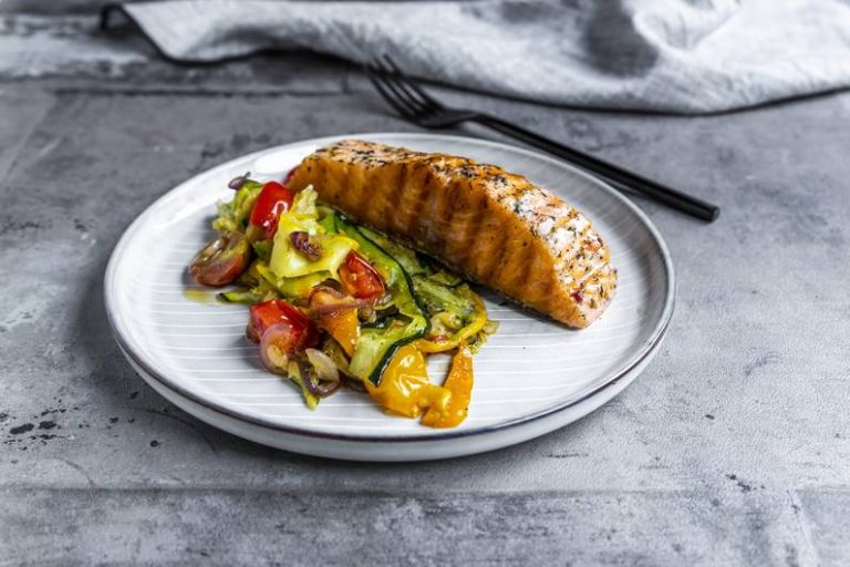 Salmone fritto su verdure mediterranee