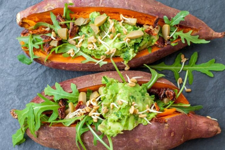 Ricetta: patate dolci al forno con crema di avocado
