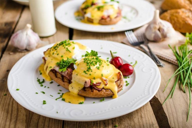 Colazione di Pasqua: come fare le uova Benedict con cipolle caramellate