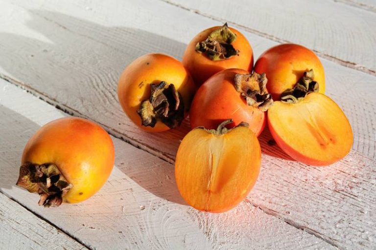 Frutta invernale: come tagliare e mangiare un kaki giusto