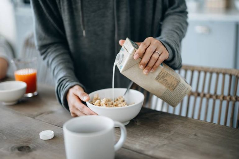 Quanto è salutare? Ciò accade quando bevi il latte di avena ogni giorno