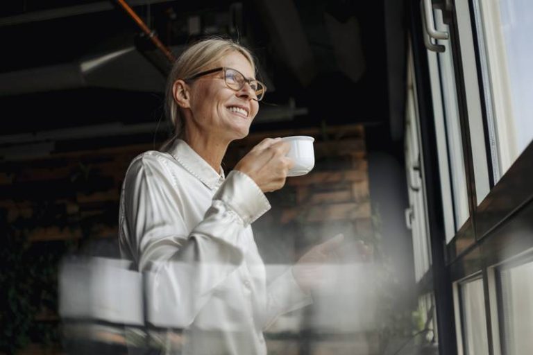 Donne che bevono caffè, invecchiano particolarmente bene, ma dipende dalla folla