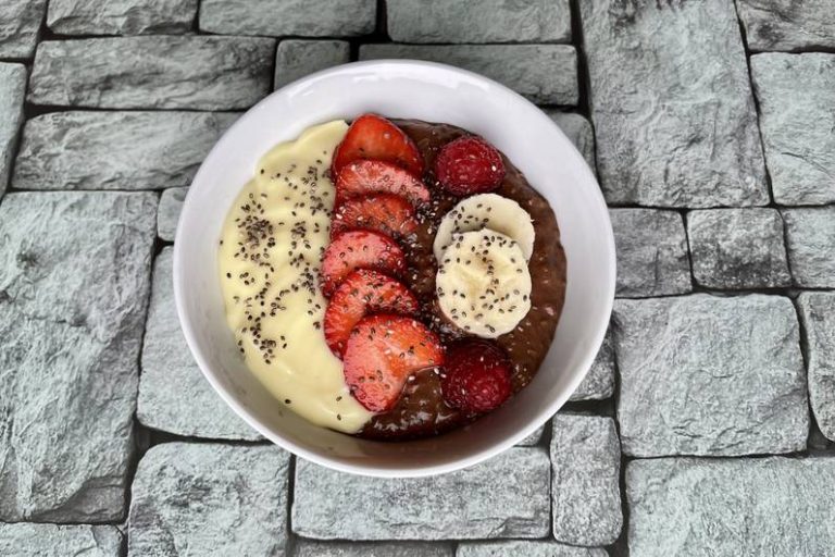 Porridge al cioccolato nella variante ad alta proteina