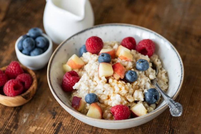 Porridge o farina d’avena fredda: cosa è più sano?