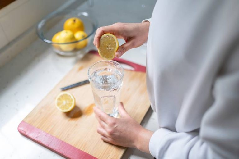 Molti fanno male: è così che prepari correttamente l’acqua del limone