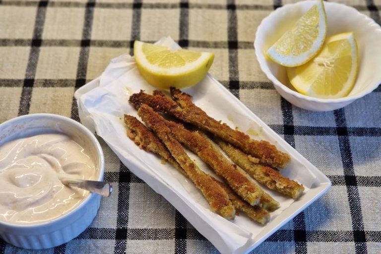 ASPARAGUS patatine fritte con ricetta di immersione all’aglio per divertimento